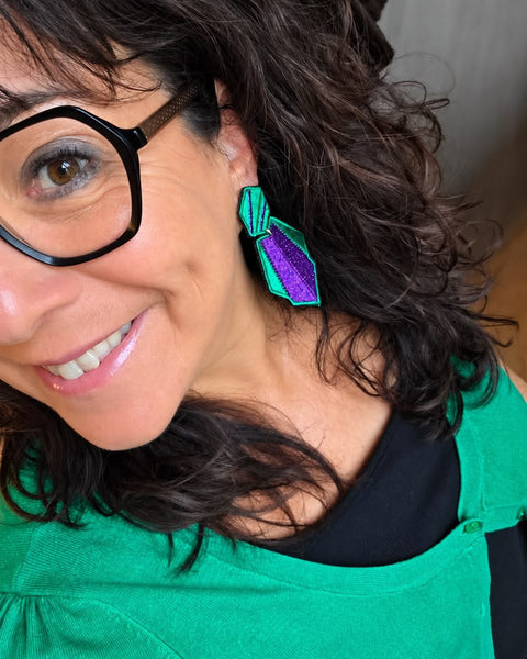 Cliente portant des boucles d'oreilles brodées Studio Gardia