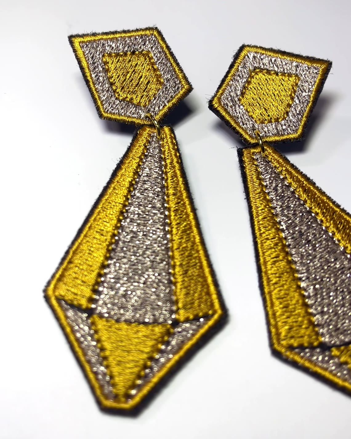 Boucles d'oreilles brodées ARYA, coloris Jaune & argent