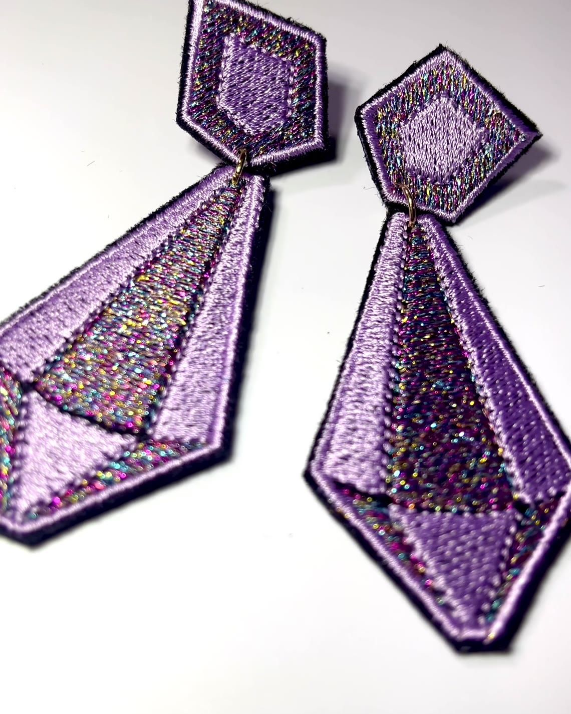 Boucles d'oreilles brodées ARYA, coloris Lilas
