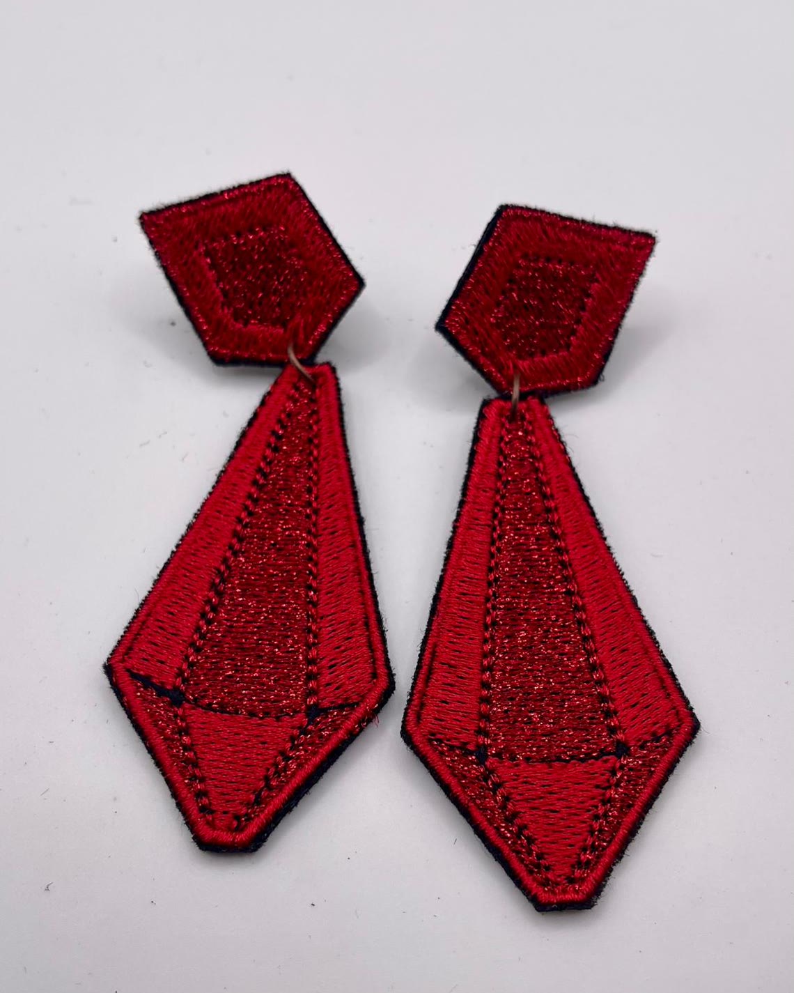 Boucles d'oreilles brodées ARYA, coloris Rouge
