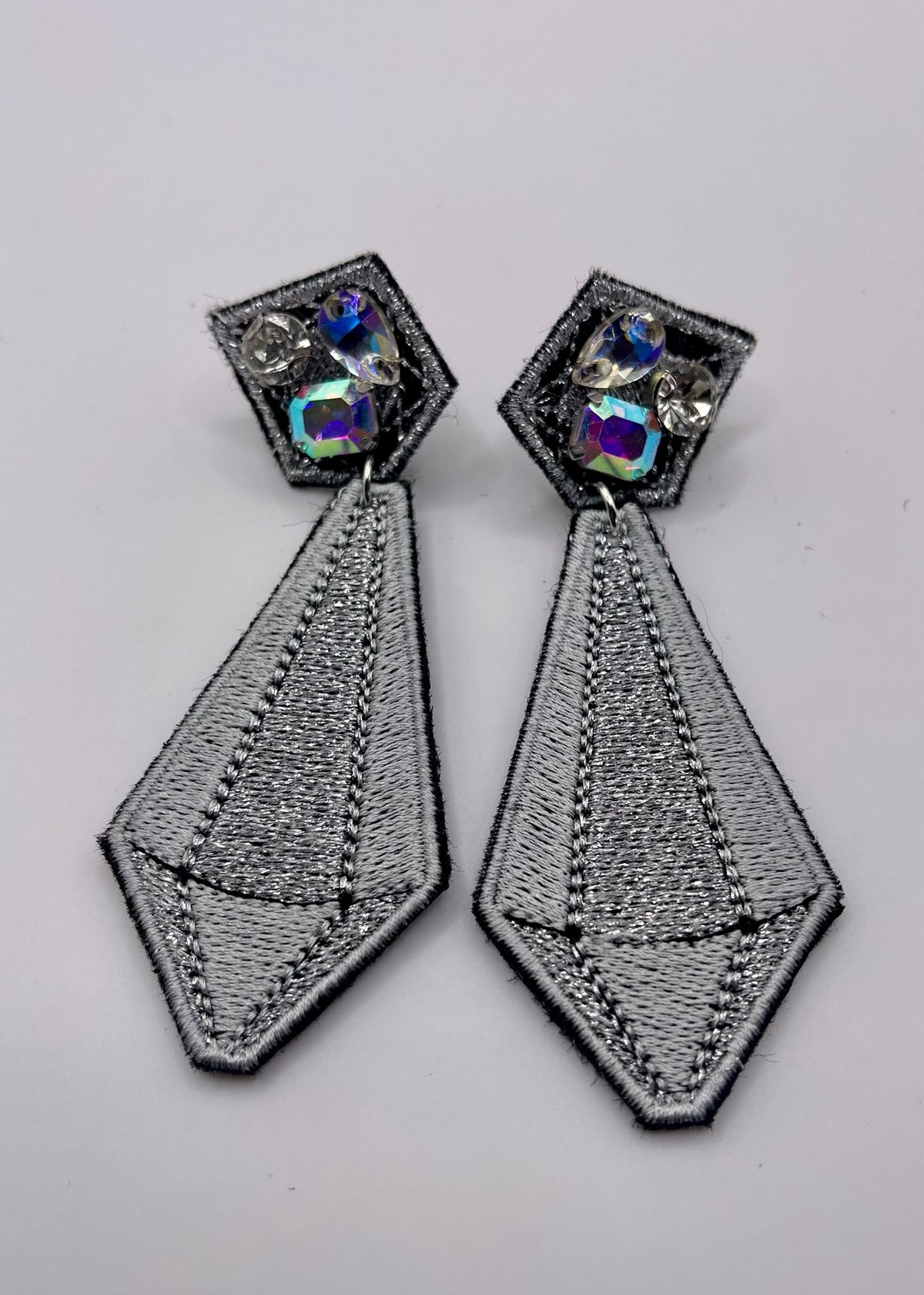 Boucles d'oreilles brodées ARYA, coloris Argent
