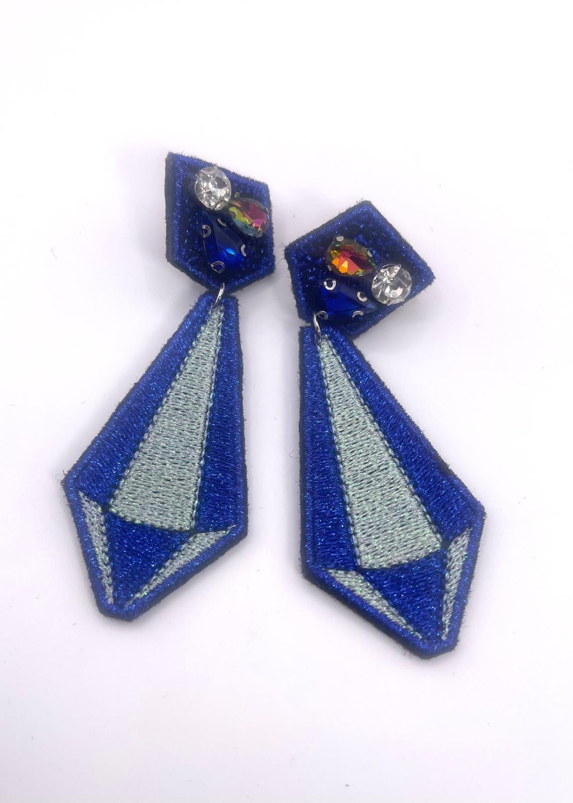 Boucles d'oreilles brodées ARYA, coloris Bleu roi & argent