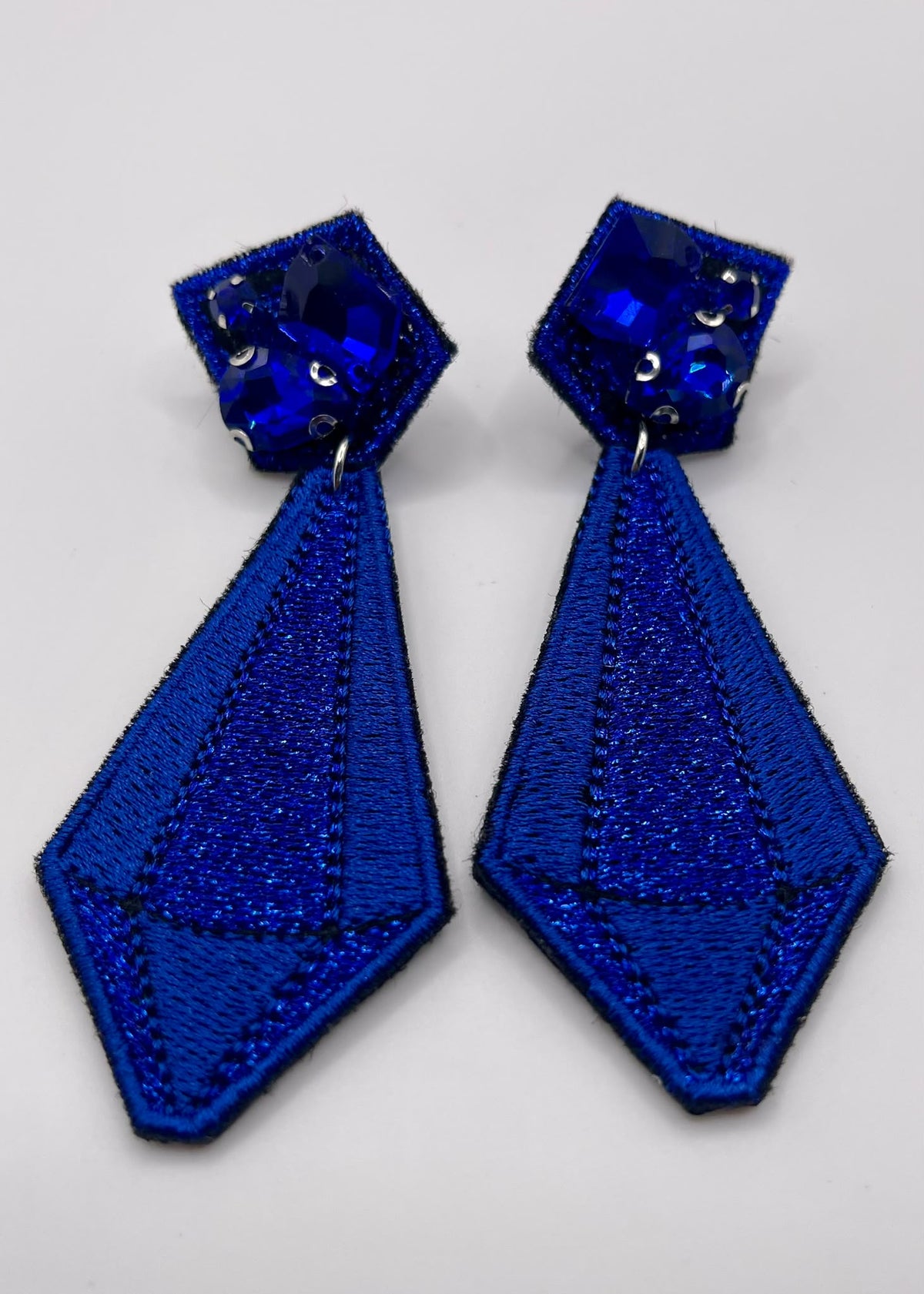 Boucles d'oreilles brodées ARYA, coloris Bleu roi