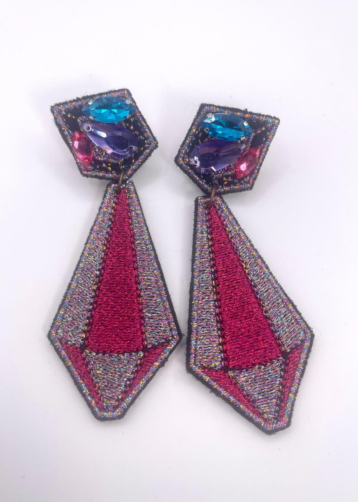 Boucles d'oreilles brodées ARYA, coloris Fuchsia & argent irisé