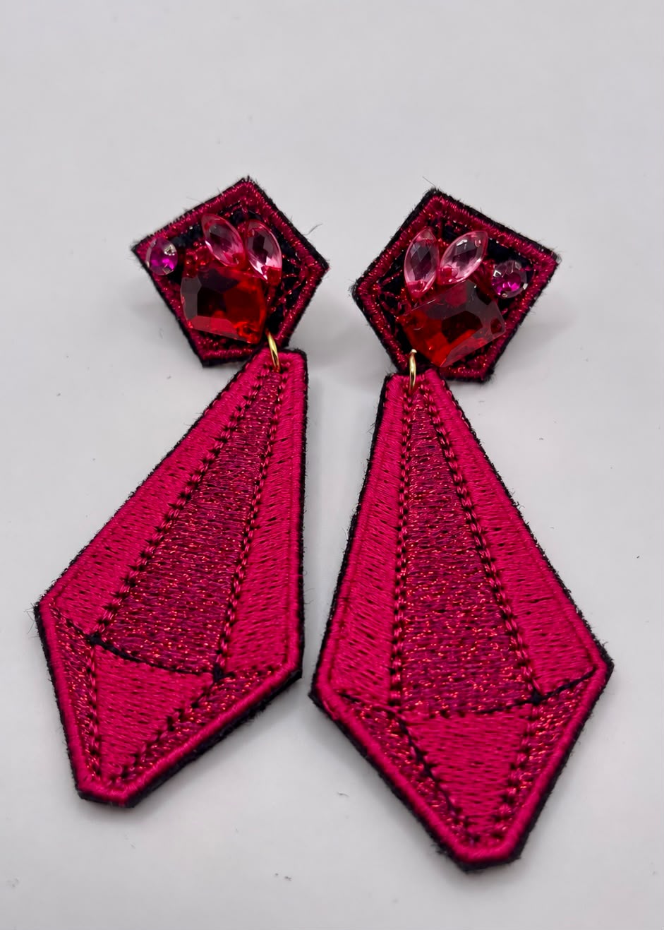 Boucles d'oreilles brodées ARYA, coloris Fuchsia
