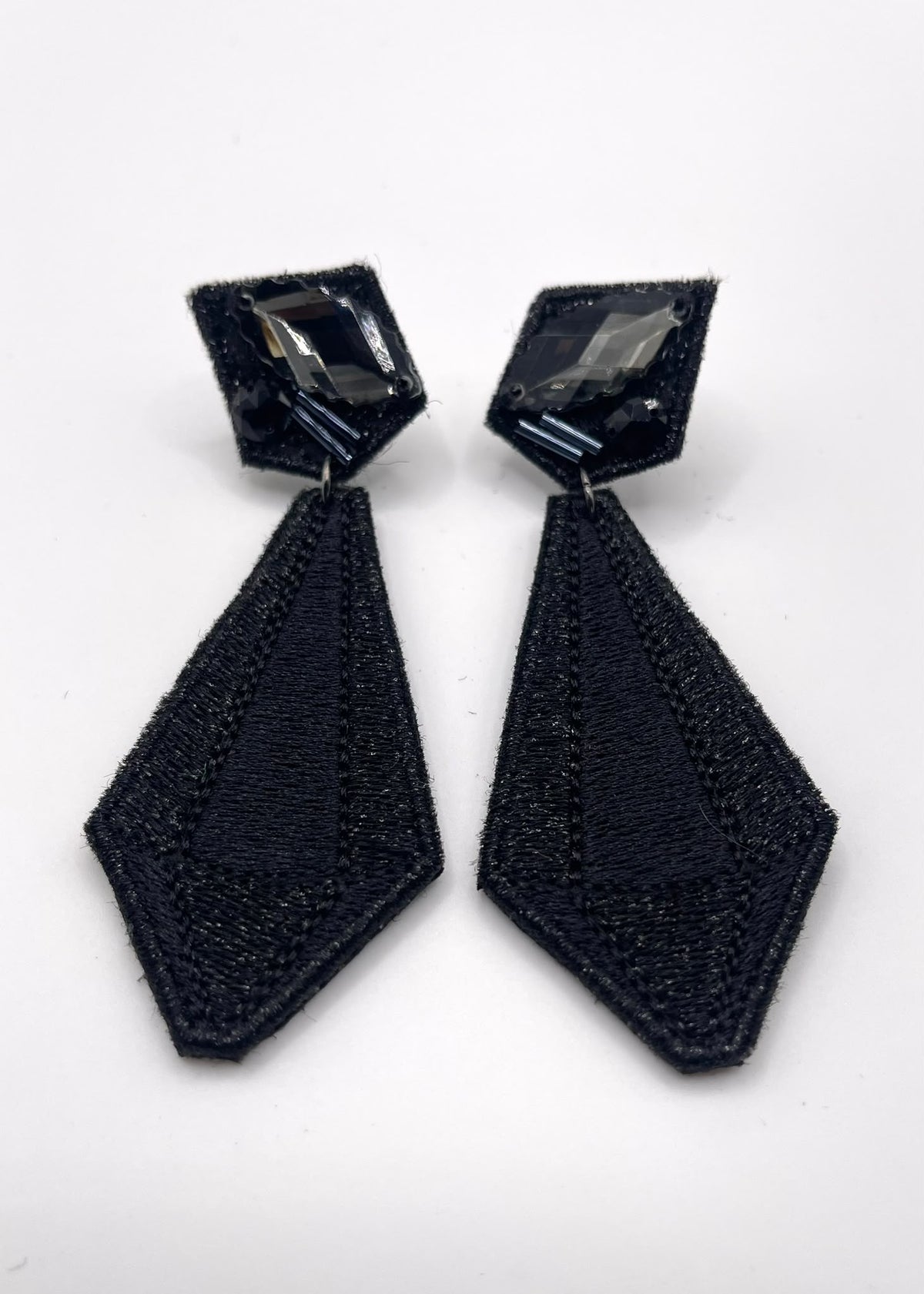 Boucles d'oreilles brodées ARYA, coloris Noir