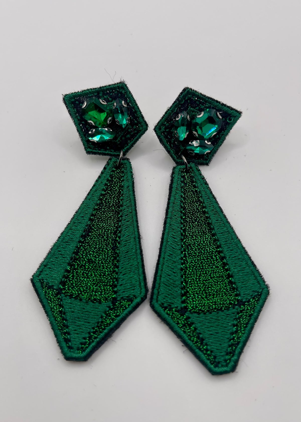 Boucles d'oreilles brodées ARYA, coloris Vert émeraude