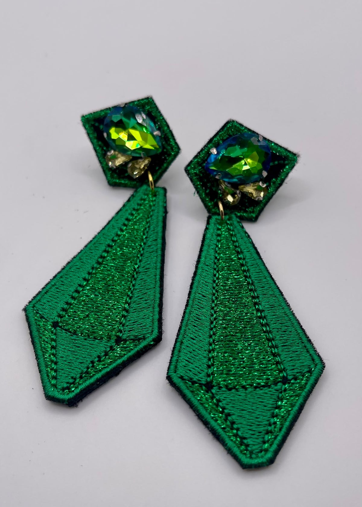 Boucles d'oreilles brodées ARYA, coloris Vert gazon