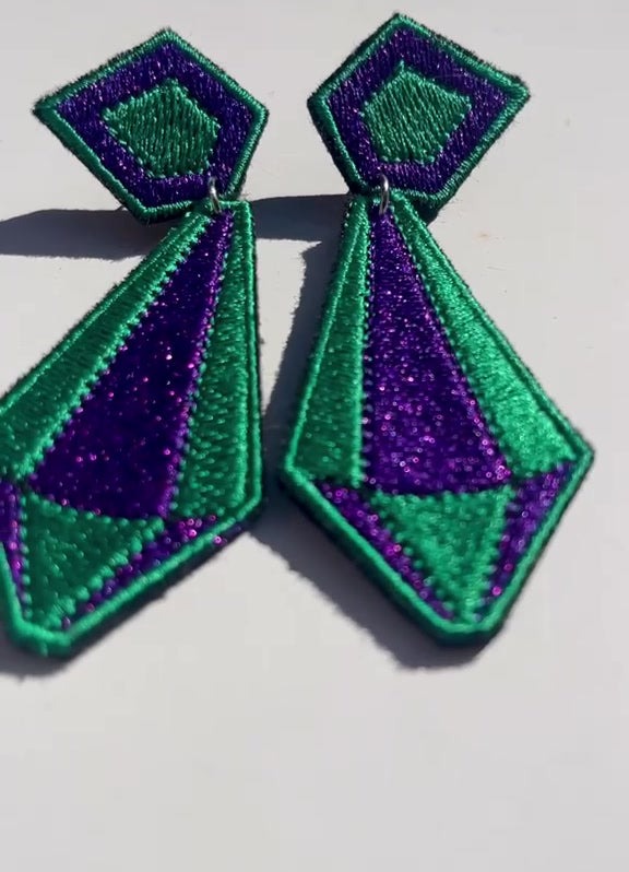 Boucles d'oreilles brodées ARYA, coloris Vert & violet