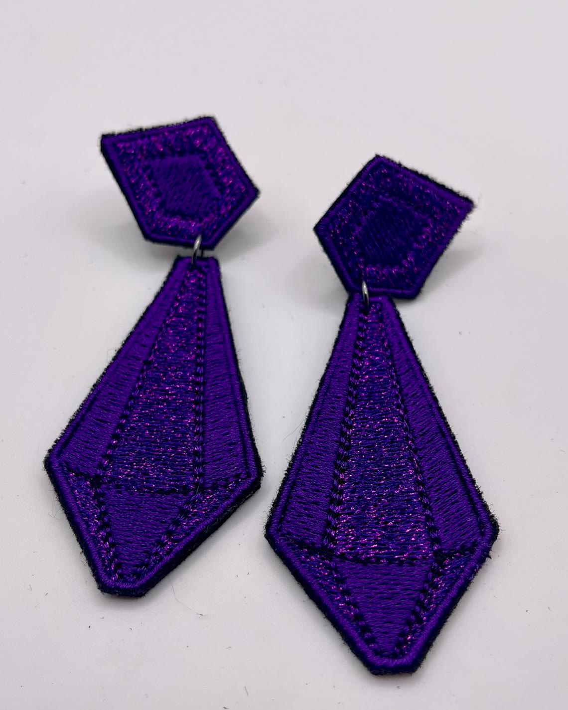 Boucles d'oreilles brodées ARYA, coloris Violet