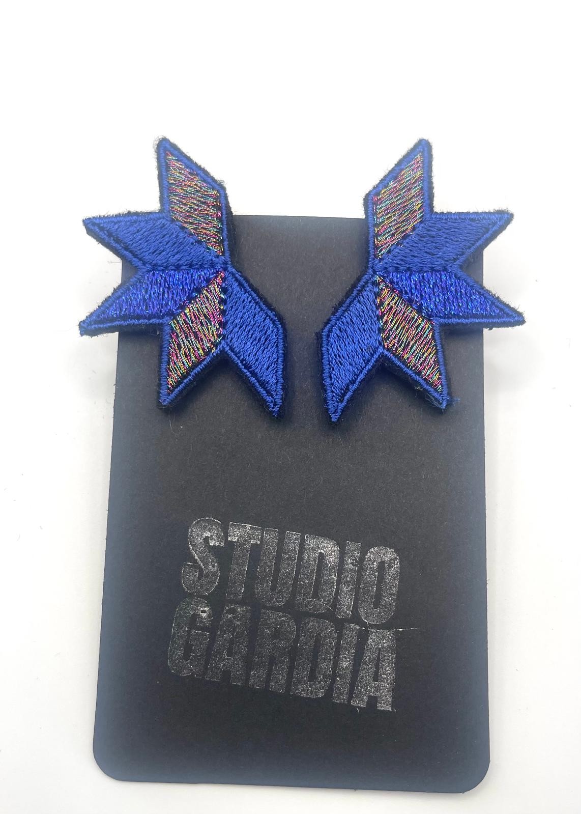 Boucles d'oreilles brodées ASTRA, coloris Bleu & irisé
