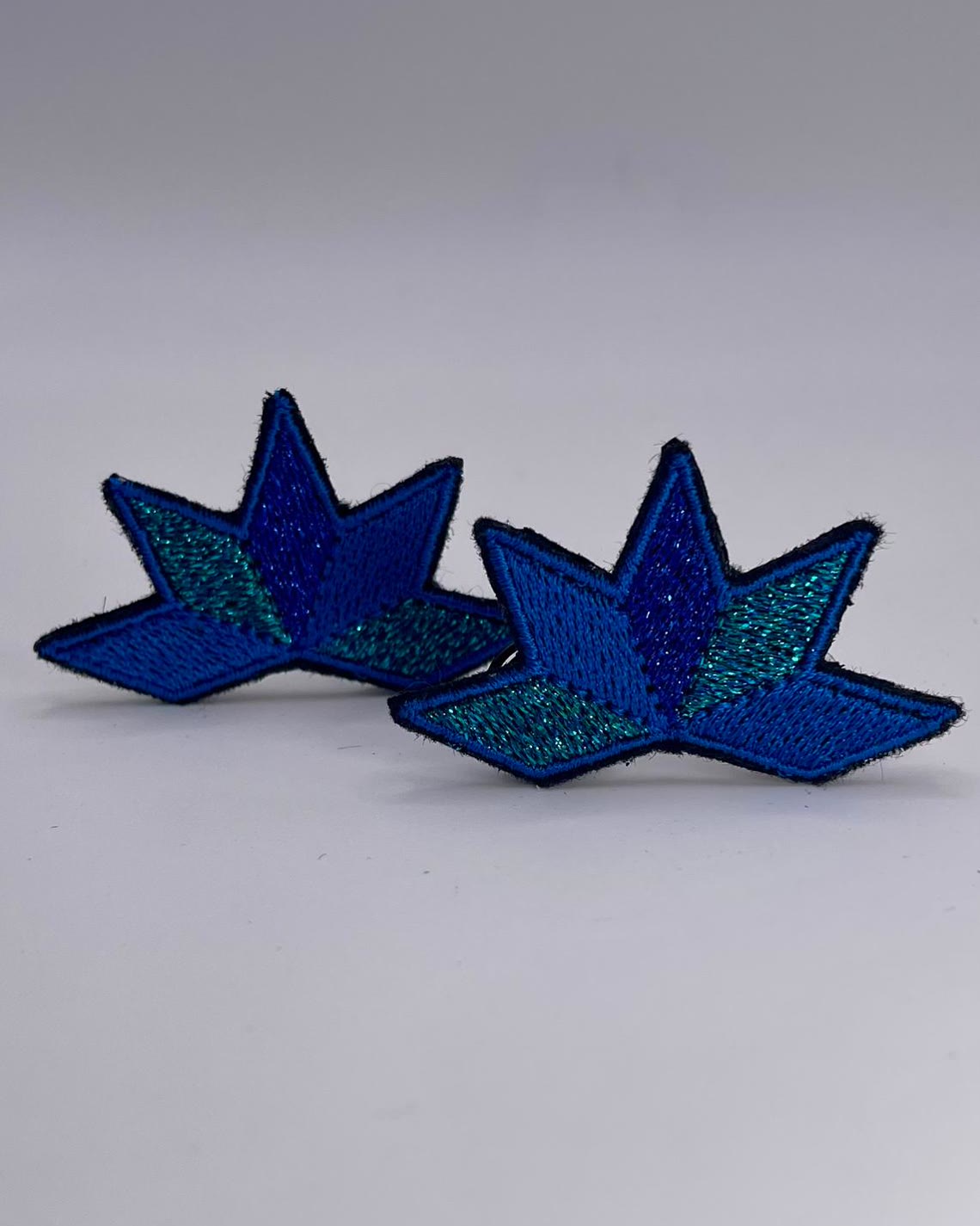 Boucles d'oreilles brodées ASTRA, coloris Bleu & turquoise