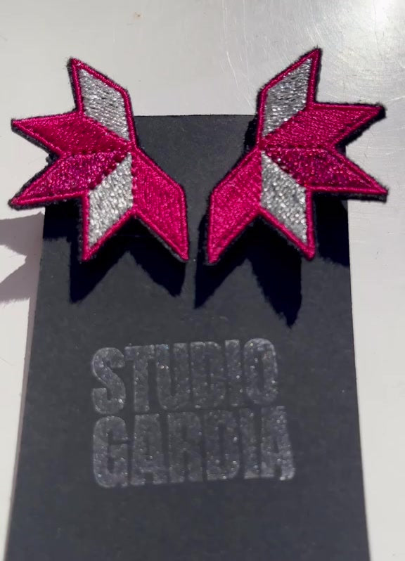 Boucles d'oreilles brodées ASTRA, coloris Fuchsia & argent