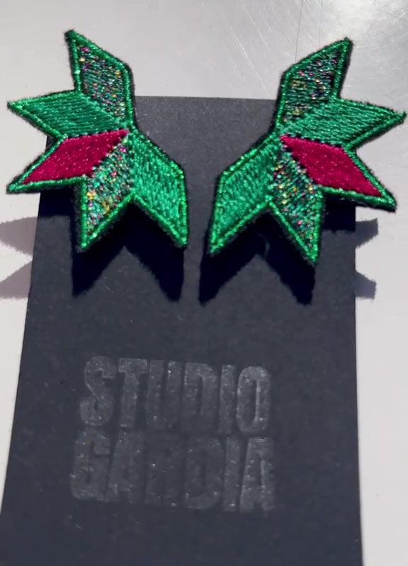 Boucles d'oreilles brodées ASTRA, coloris Vert & fuchsia