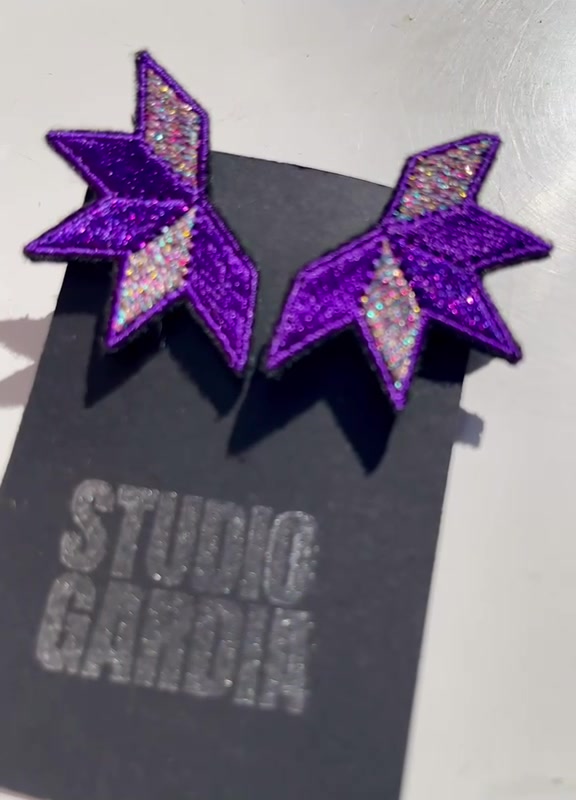 Boucles d'oreilles brodées ASTRA, coloris Violet & irisé
