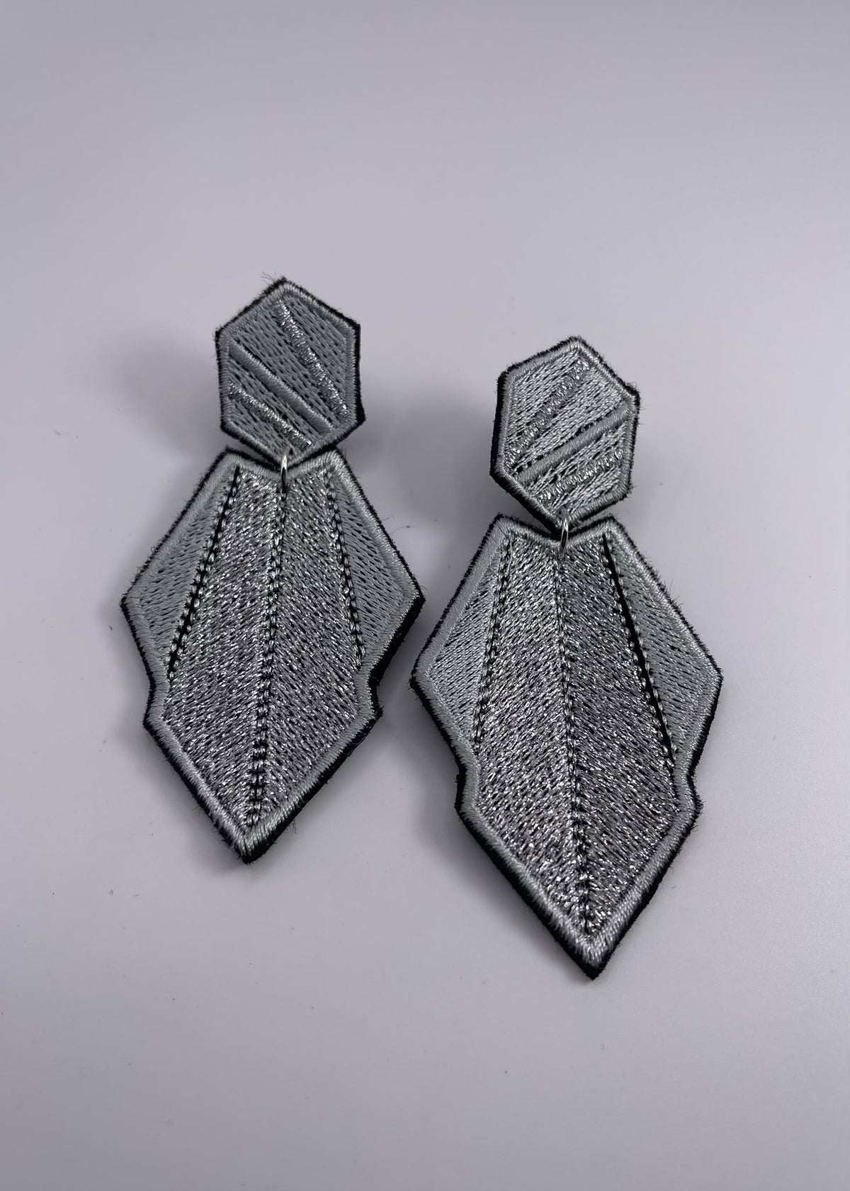 Boucles d'oreilles brodées AURA, coloris Argent
