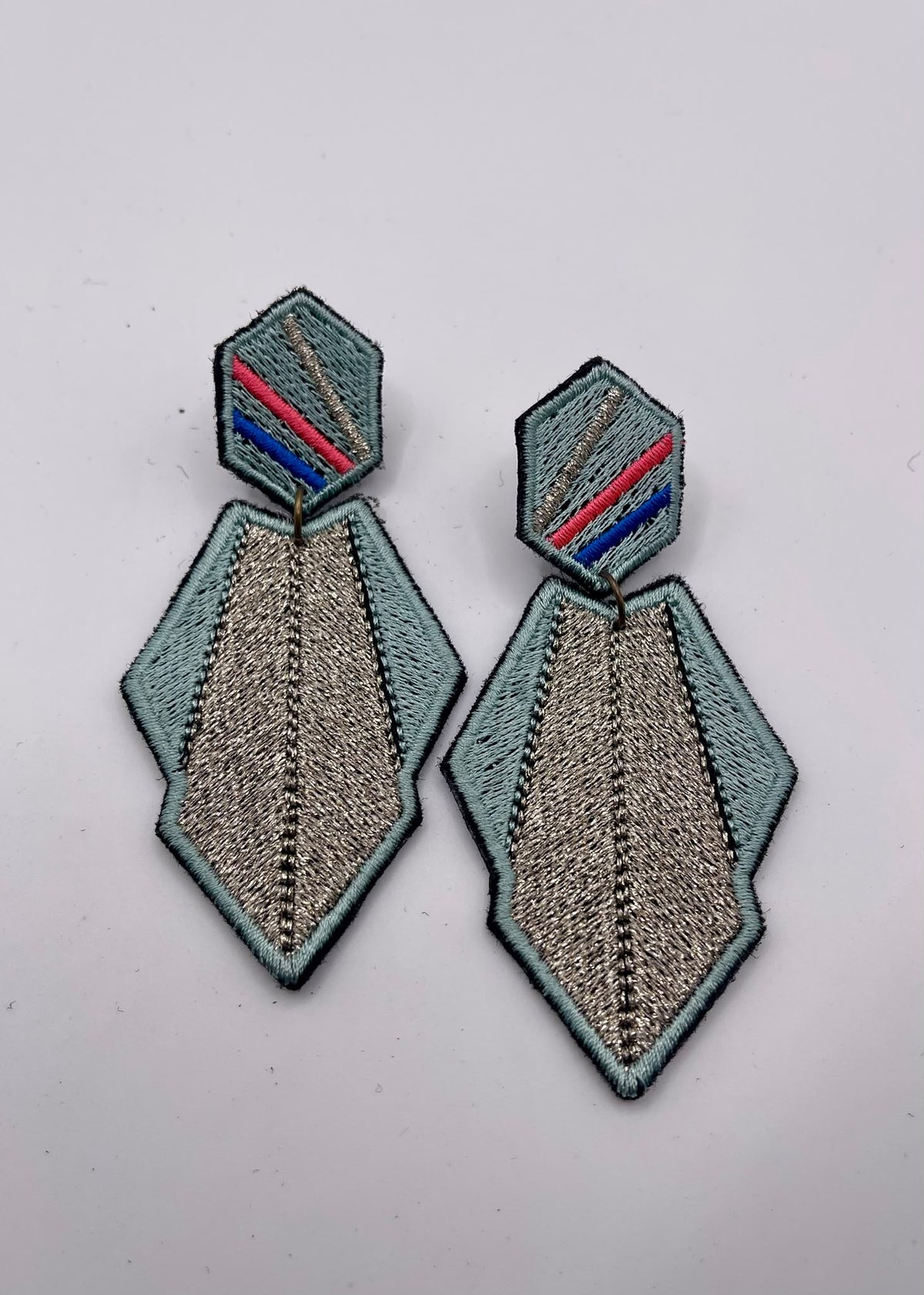 Boucles d'oreilles brodées AURA, coloris Bleu glacier & argent