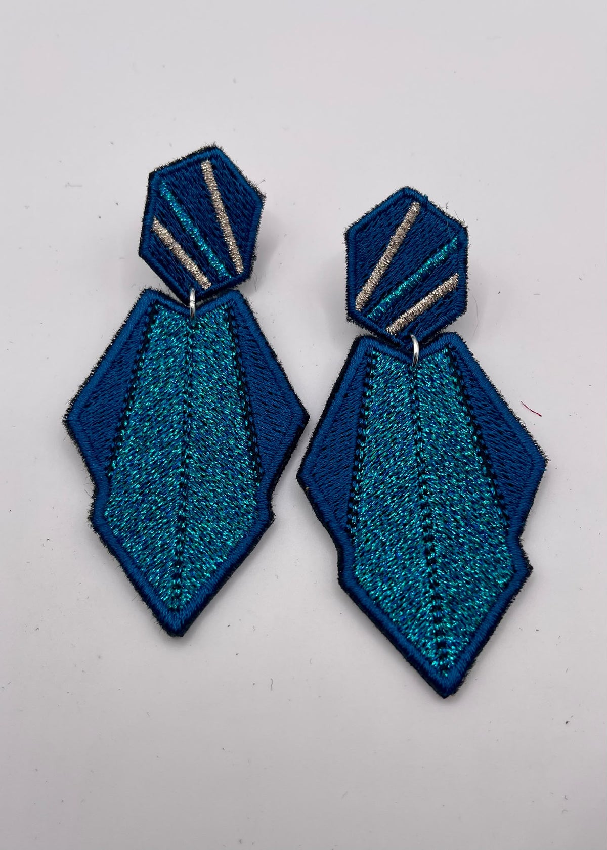 Boucles d'oreilles brodées AURA, coloris Bleu paon