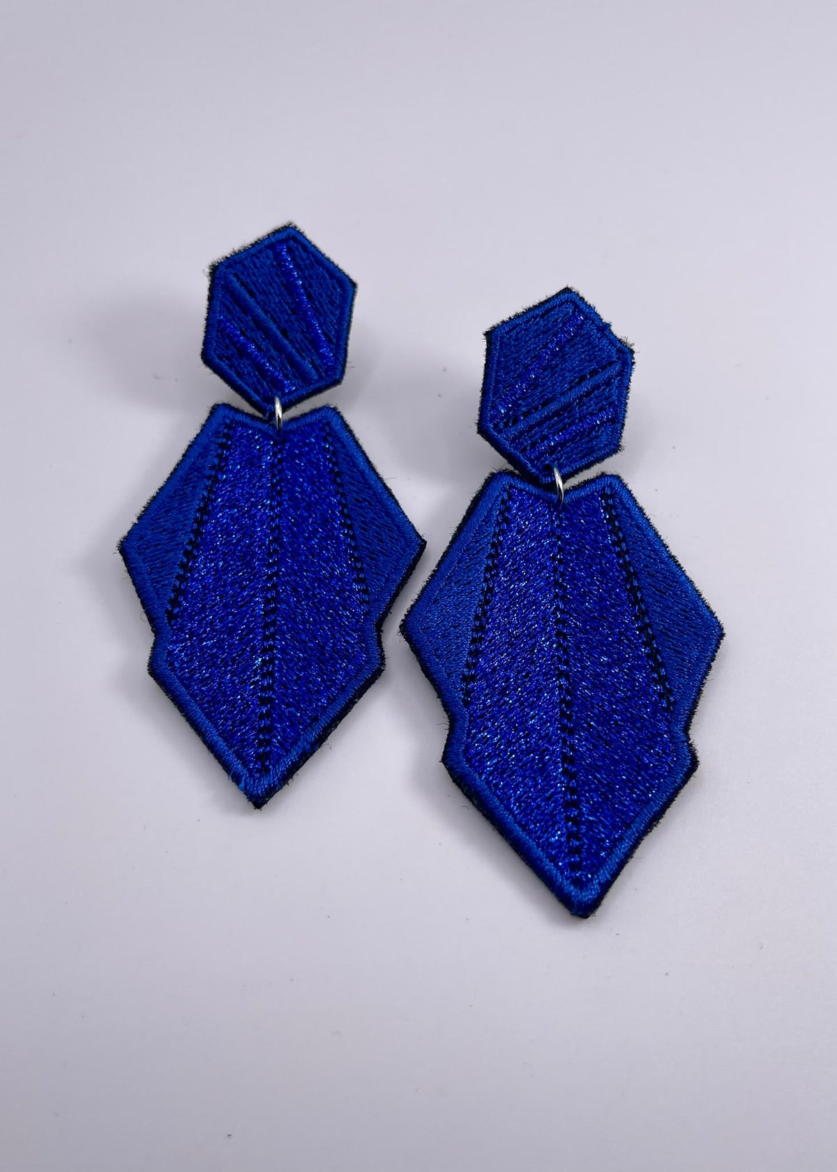 Boucles d'oreilles brodées AURA, coloris Bleu roi