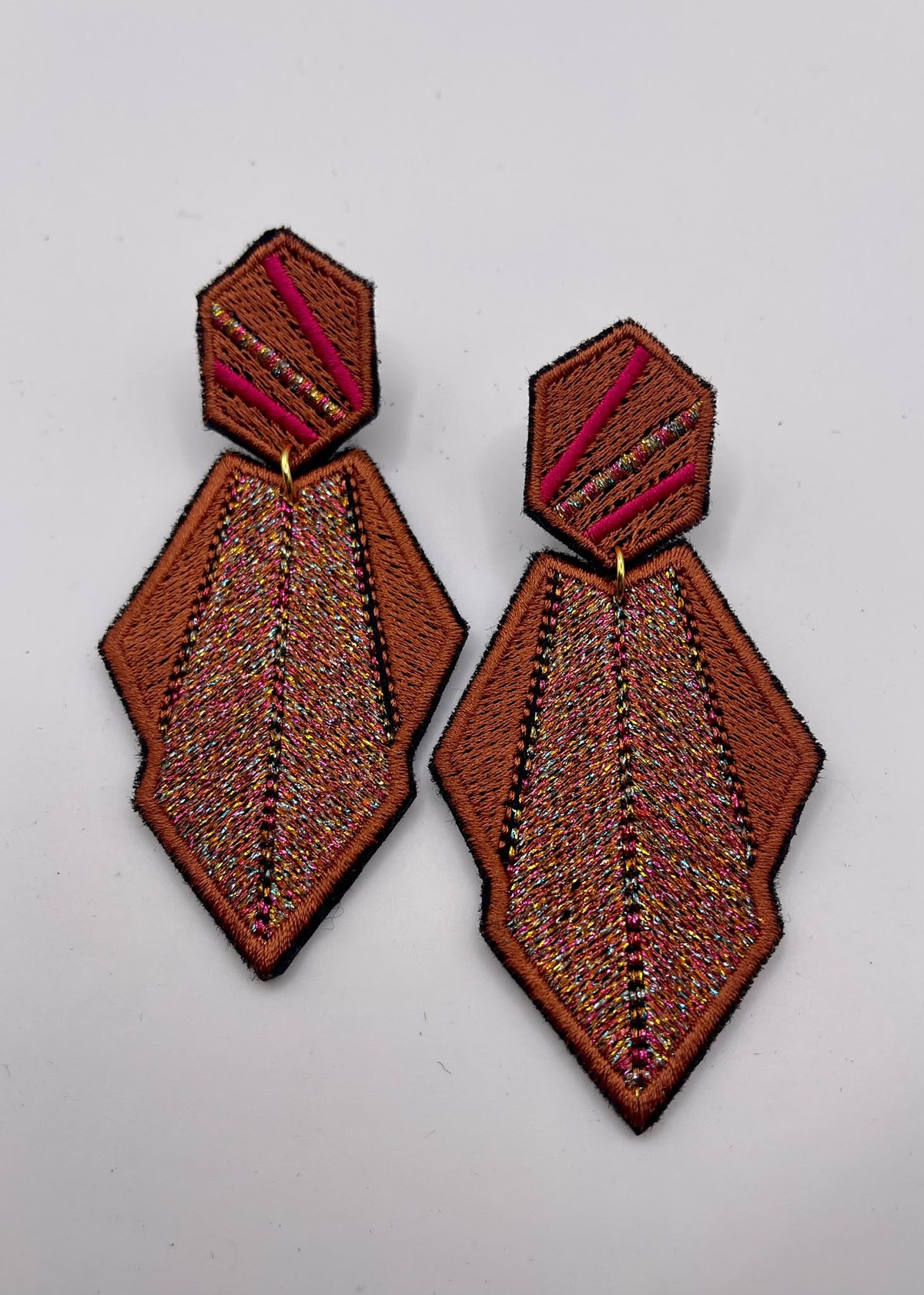 Boucles d'oreilles brodées AURA, coloris Cuivre & rose