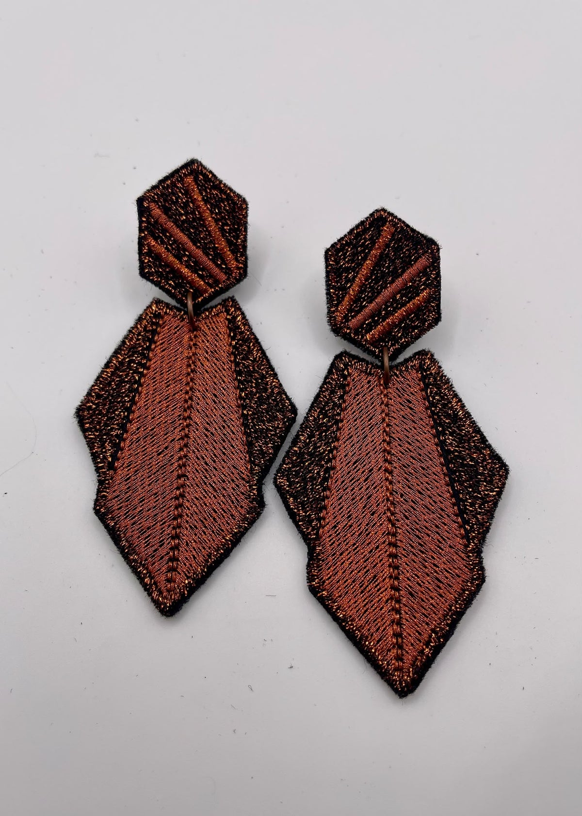 Boucles d'oreilles brodées AURA, coloris Cuivre