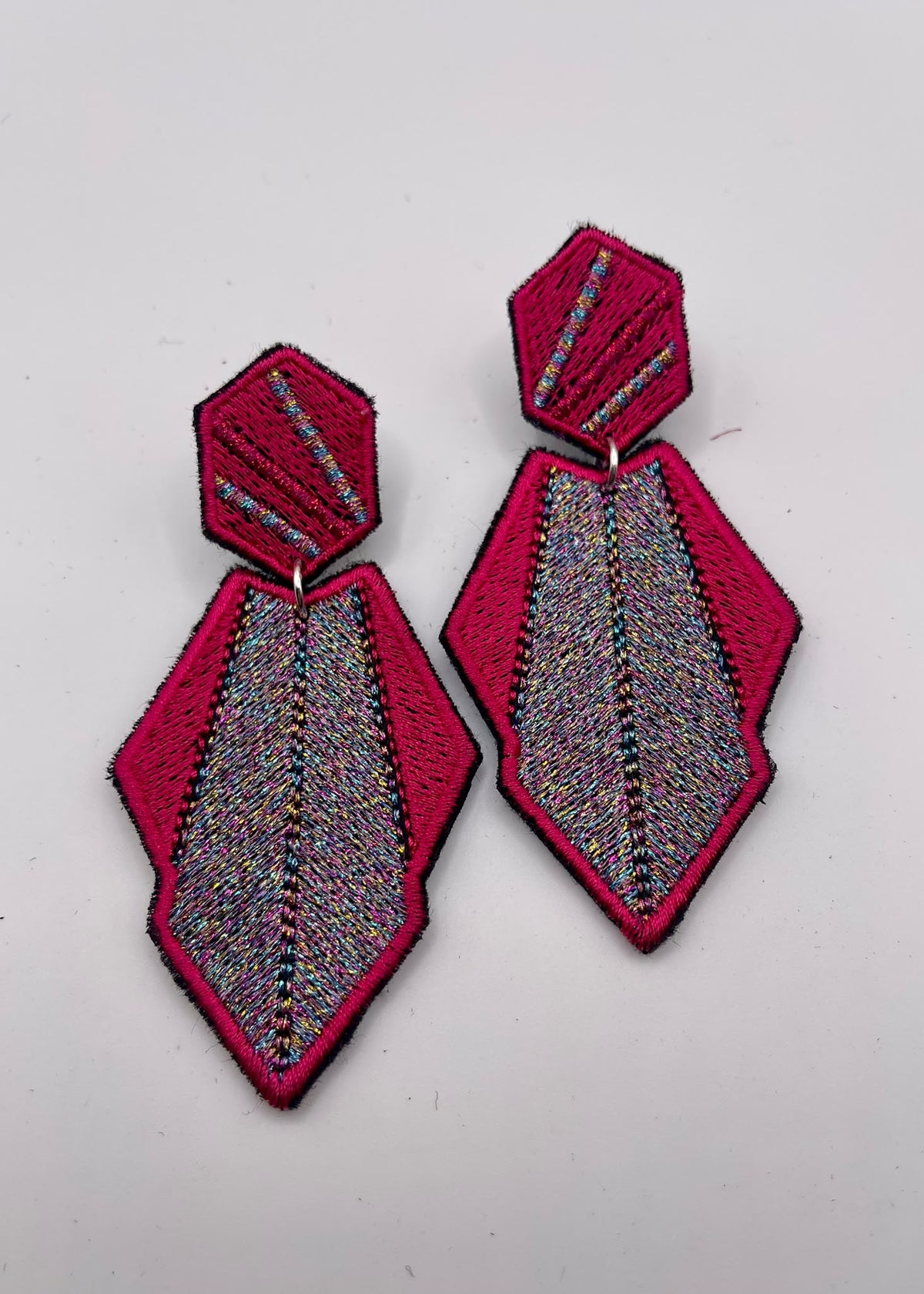 Boucles d'oreilles brodées AURA, coloris Fuchsia & argent irisé