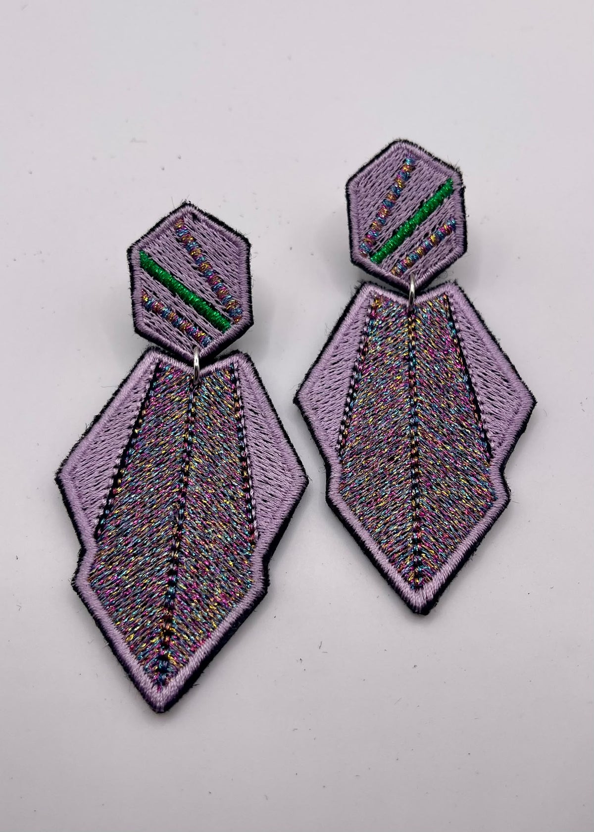 Boucles d'oreilles brodées AURA, coloris Lilas pailleté