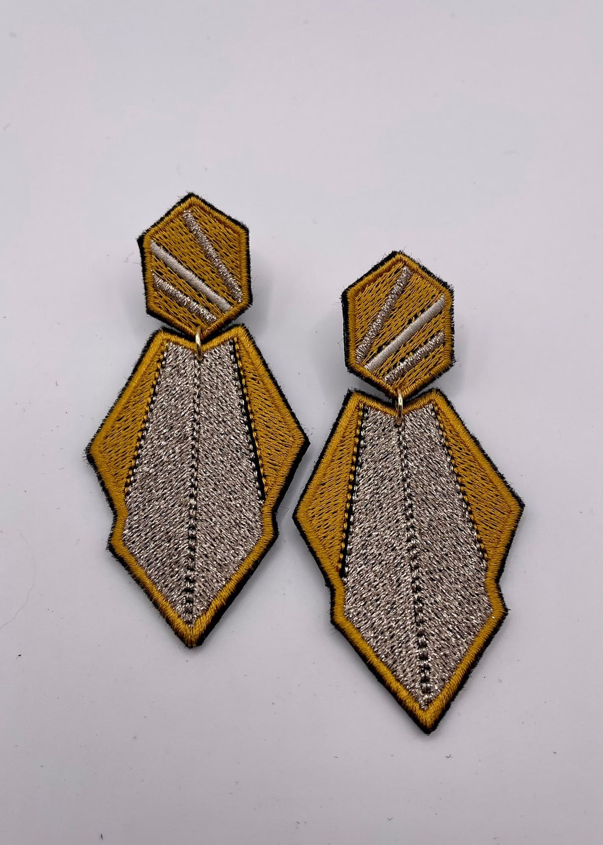 Boucles d'oreilles brodées AURA, coloris Moutarde & argent