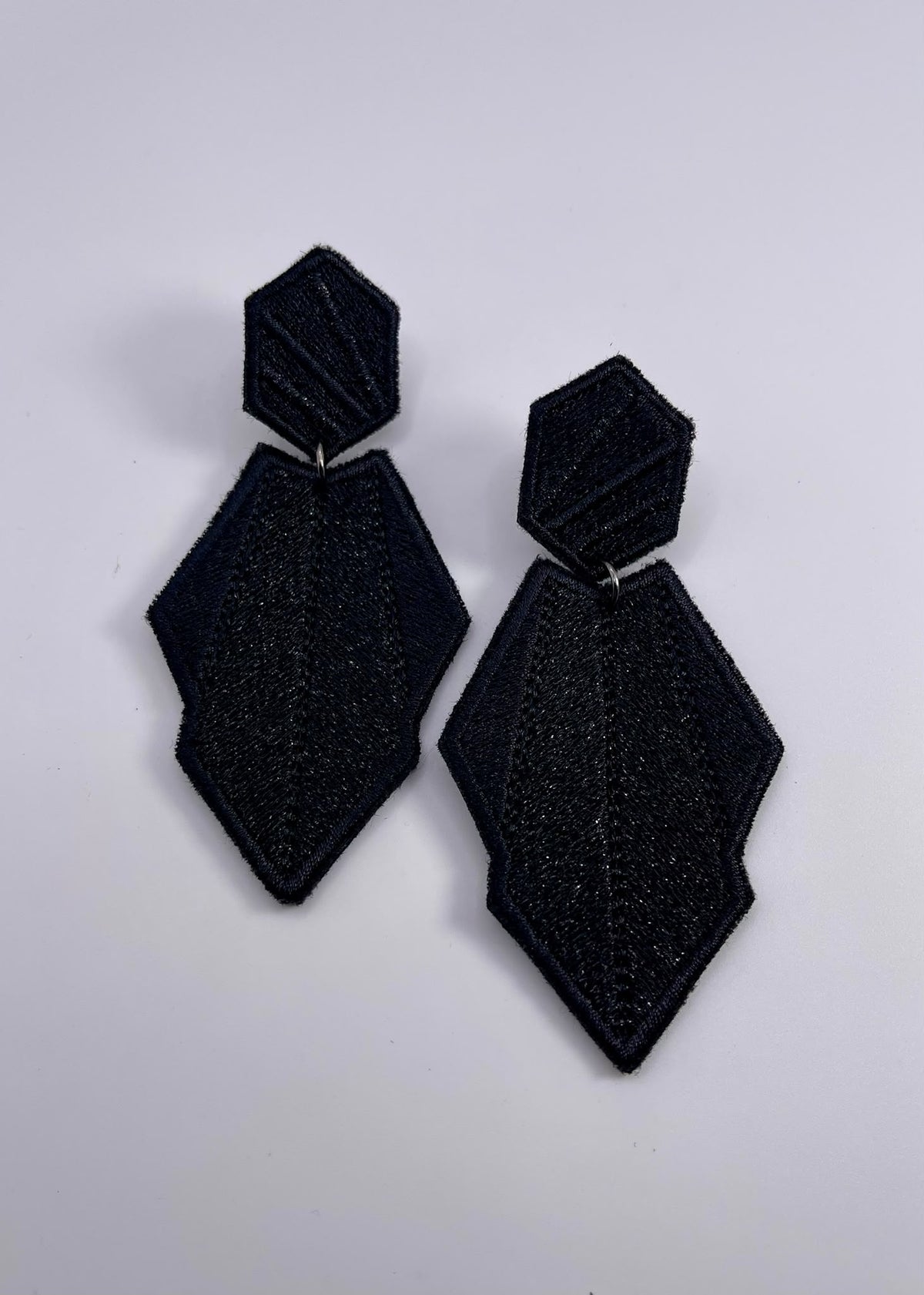 Boucles d'oreilles brodées AURA, coloris Noir