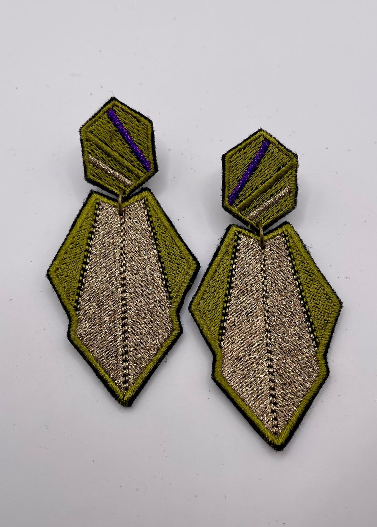 Boucles d'oreilles brodées AURA, coloris Olive & argent