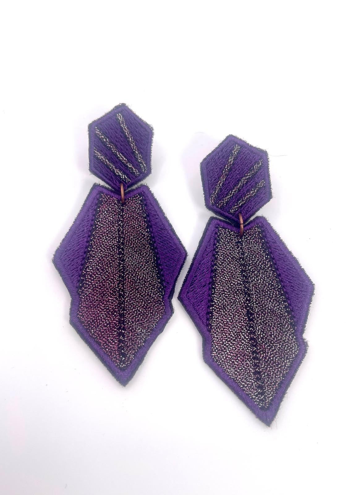 Boucles d'oreilles brodées AURA, coloris Prune