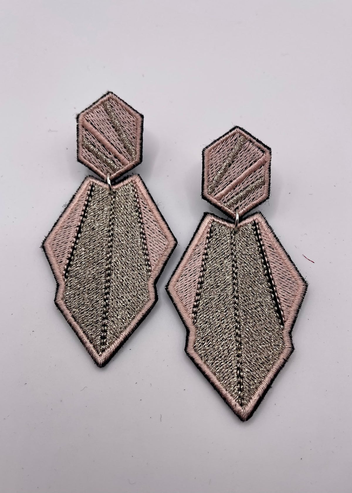 Boucles d'oreilles brodées AURA, coloris Rose poudré & argent