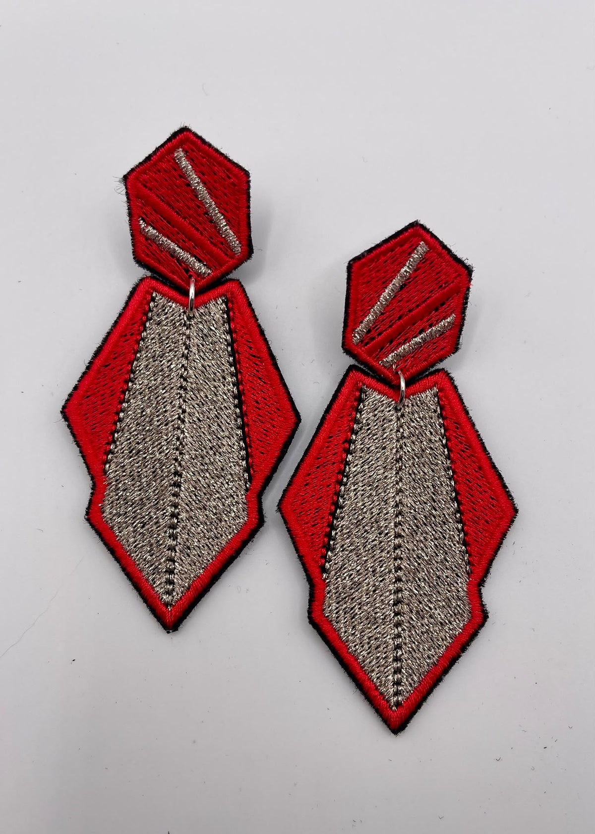 Boucles d'oreilles brodées AURA, coloris Rouge & argent