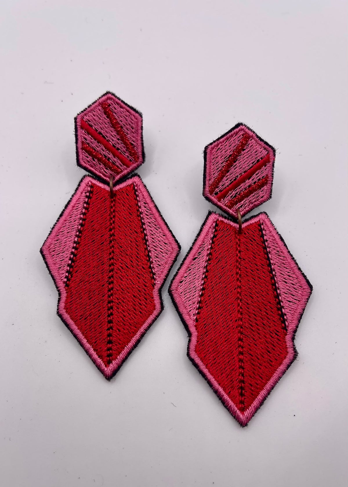Boucles d'oreilles brodées AURA, coloris Rouge & rose