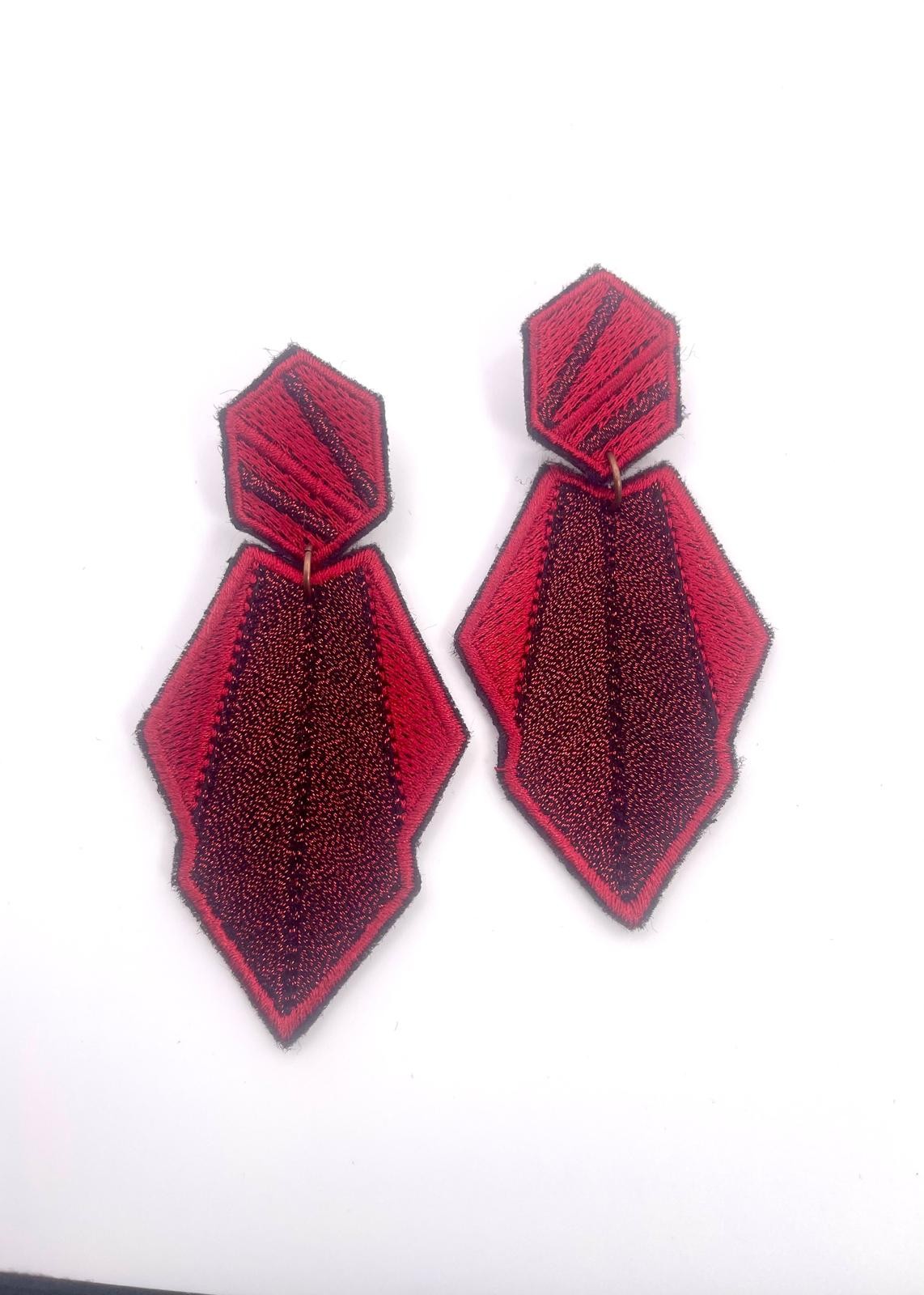Boucles d'oreilles brodées AURA, coloris Rouge profond