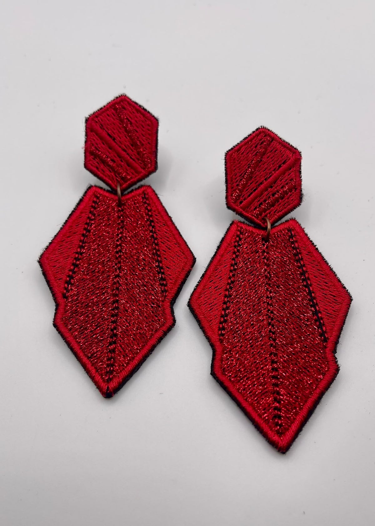Boucles d'oreilles brodées AURA, coloris Rouge