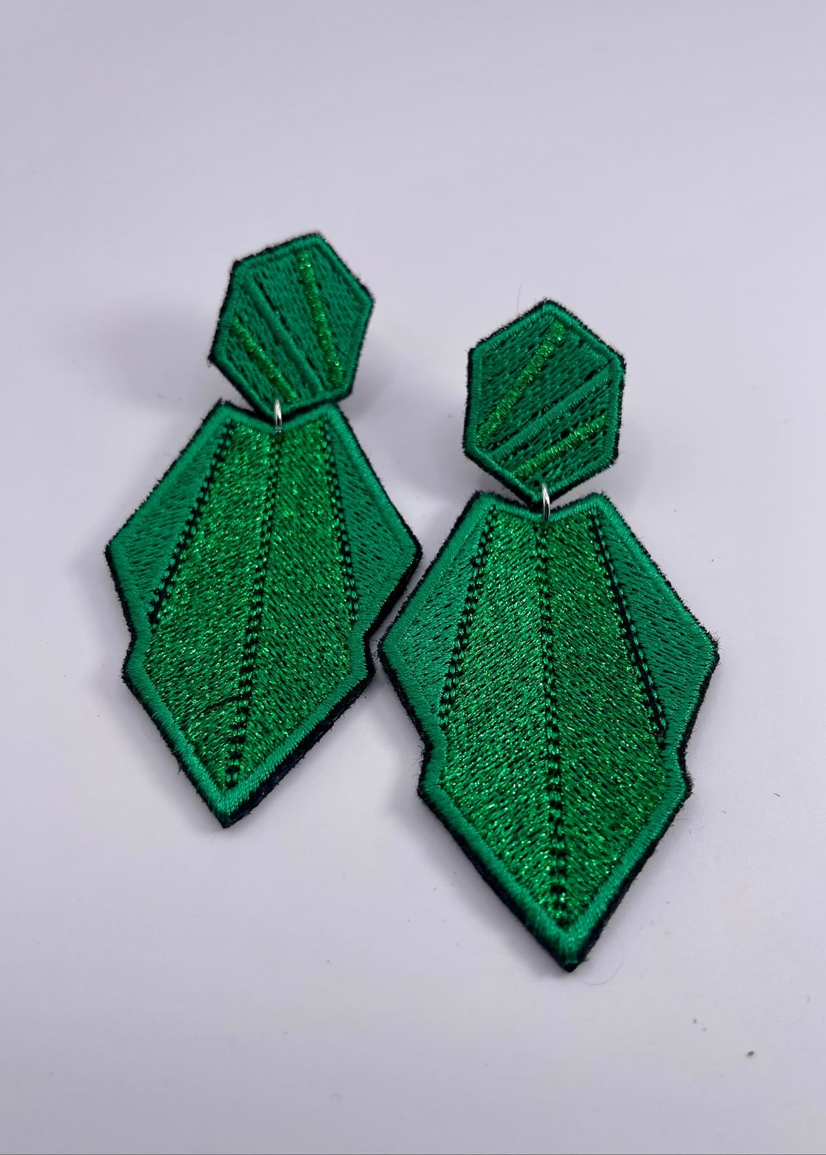 Boucles d'oreilles brodées AURA, coloris Vert gazon