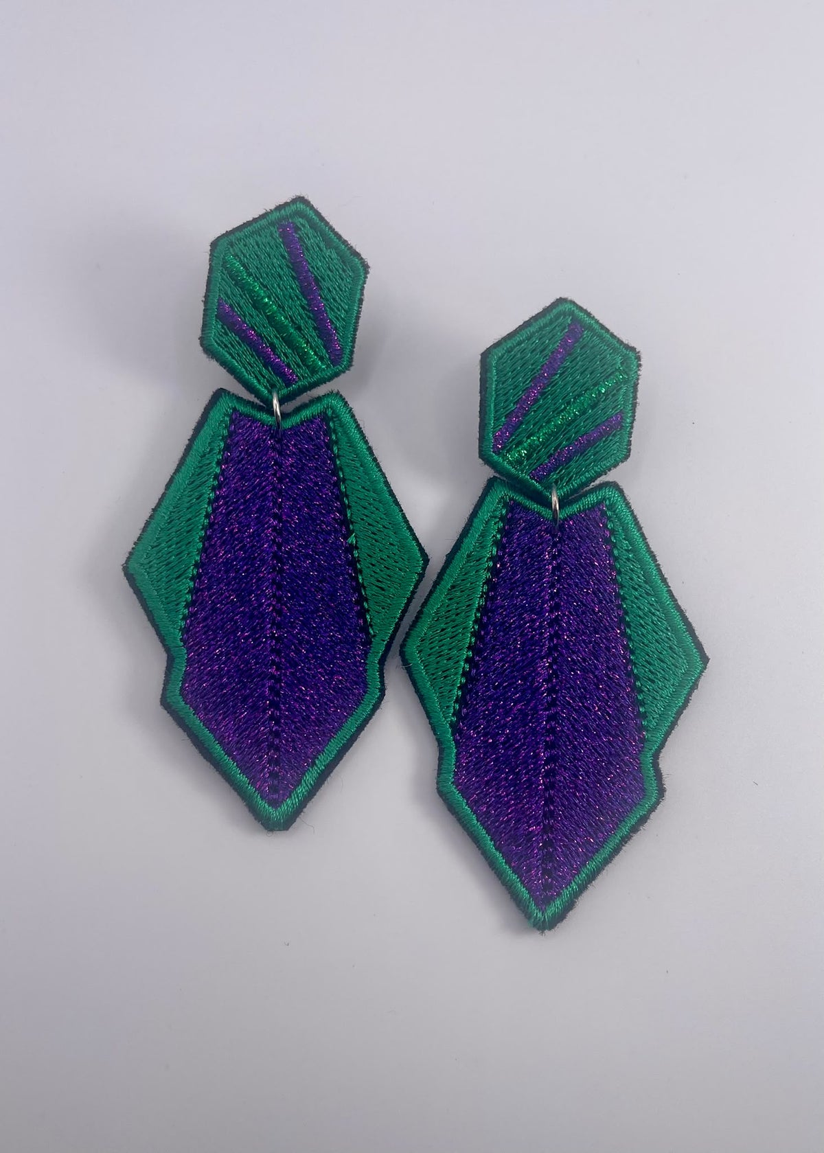 Boucles d'oreilles brodées AURA, coloris Vert & violet