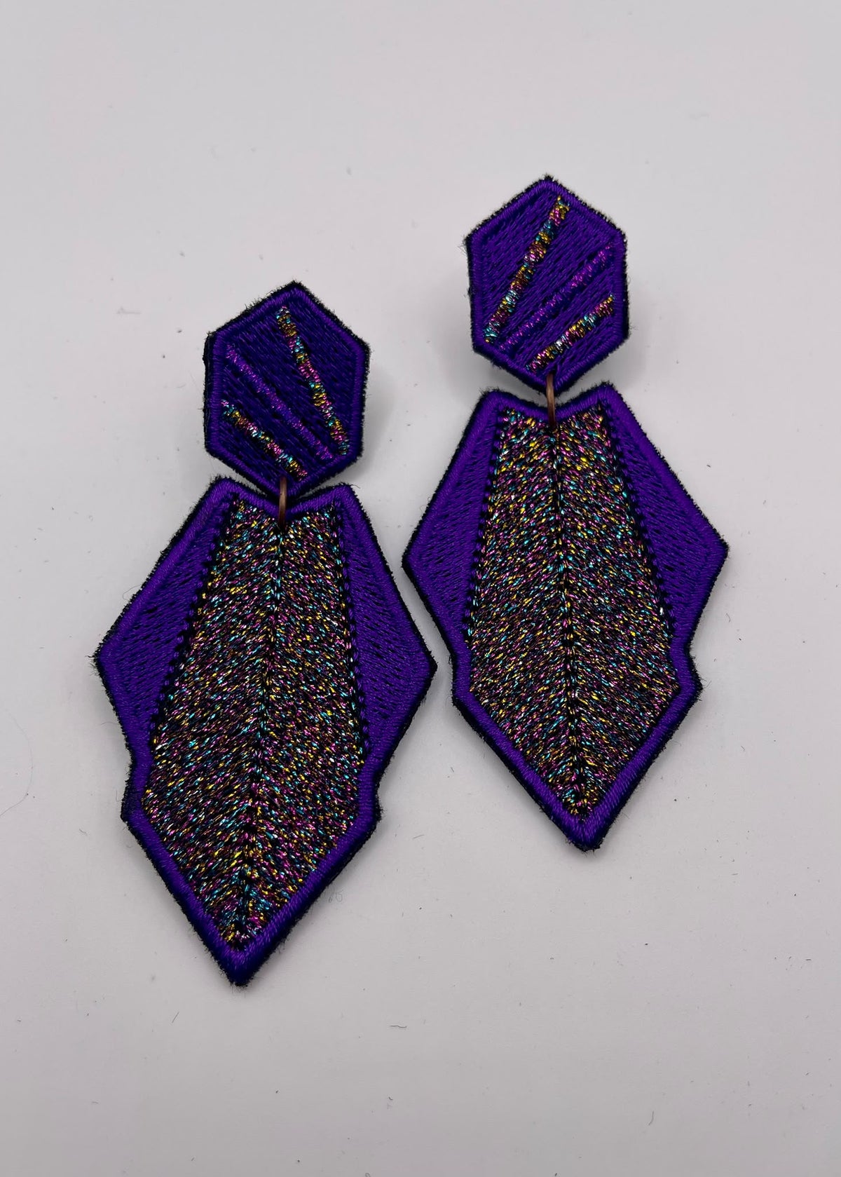 Boucles d'oreilles brodées AURA, coloris Violet pailleté