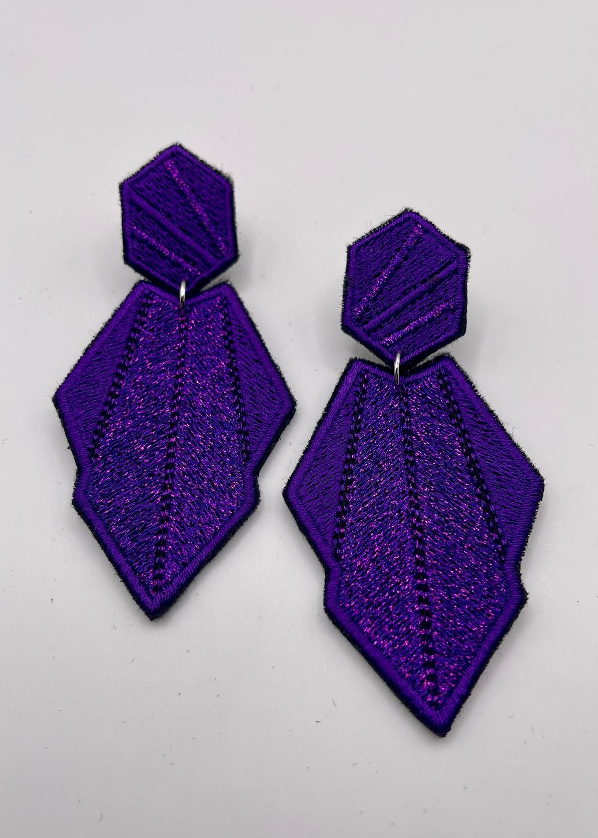 Boucles d'oreilles brodées AURA, coloris Violet