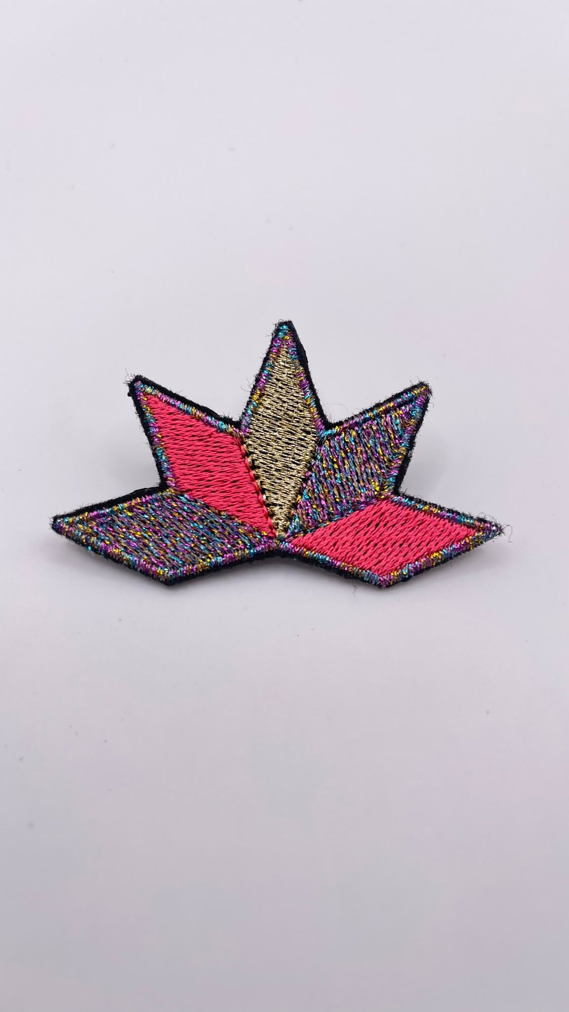 Broche brodée ASTRA, coloris Irisé, corail & doré