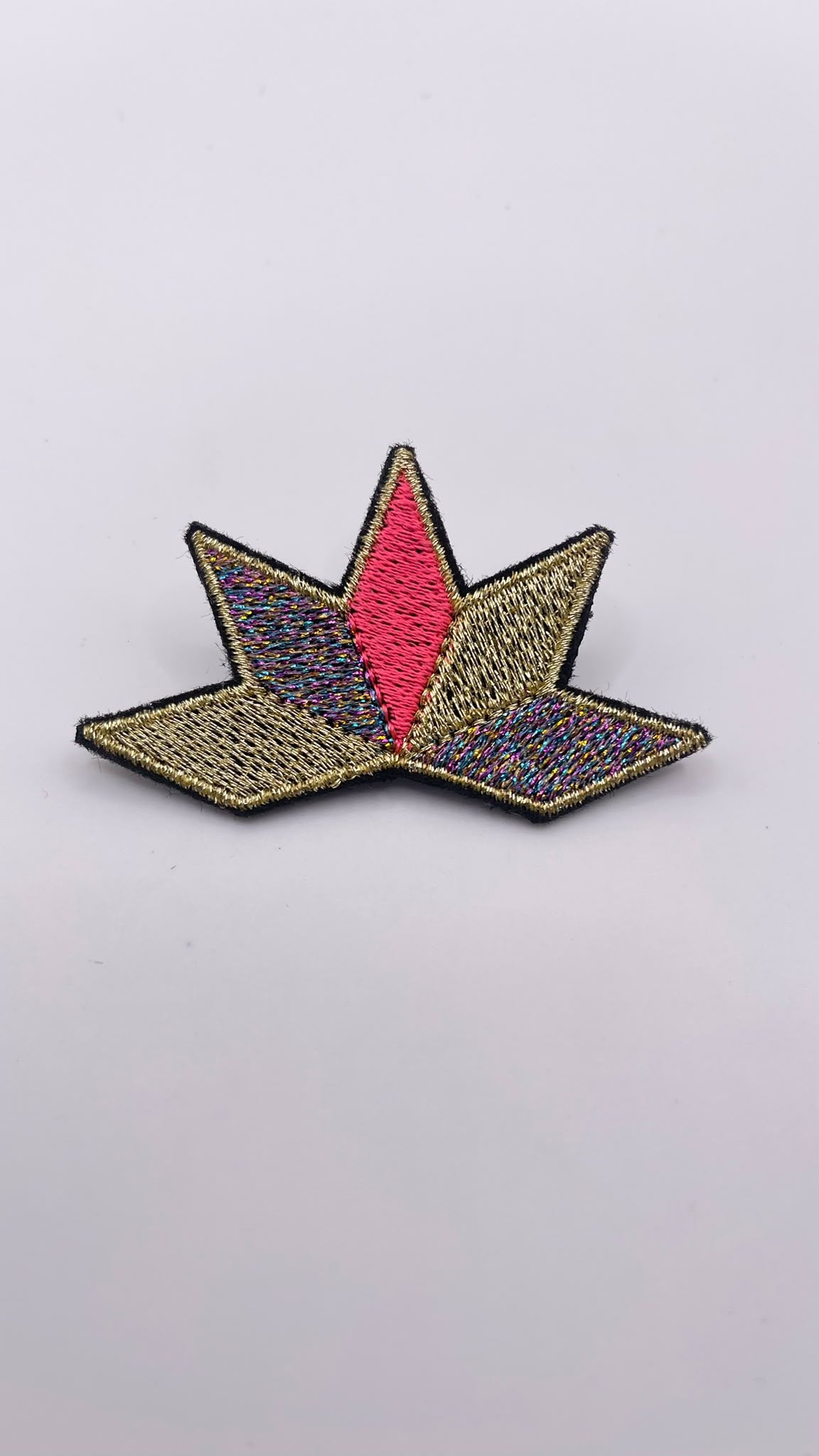 Broche brodée ASTRA, coloris Doré, corail & irisé