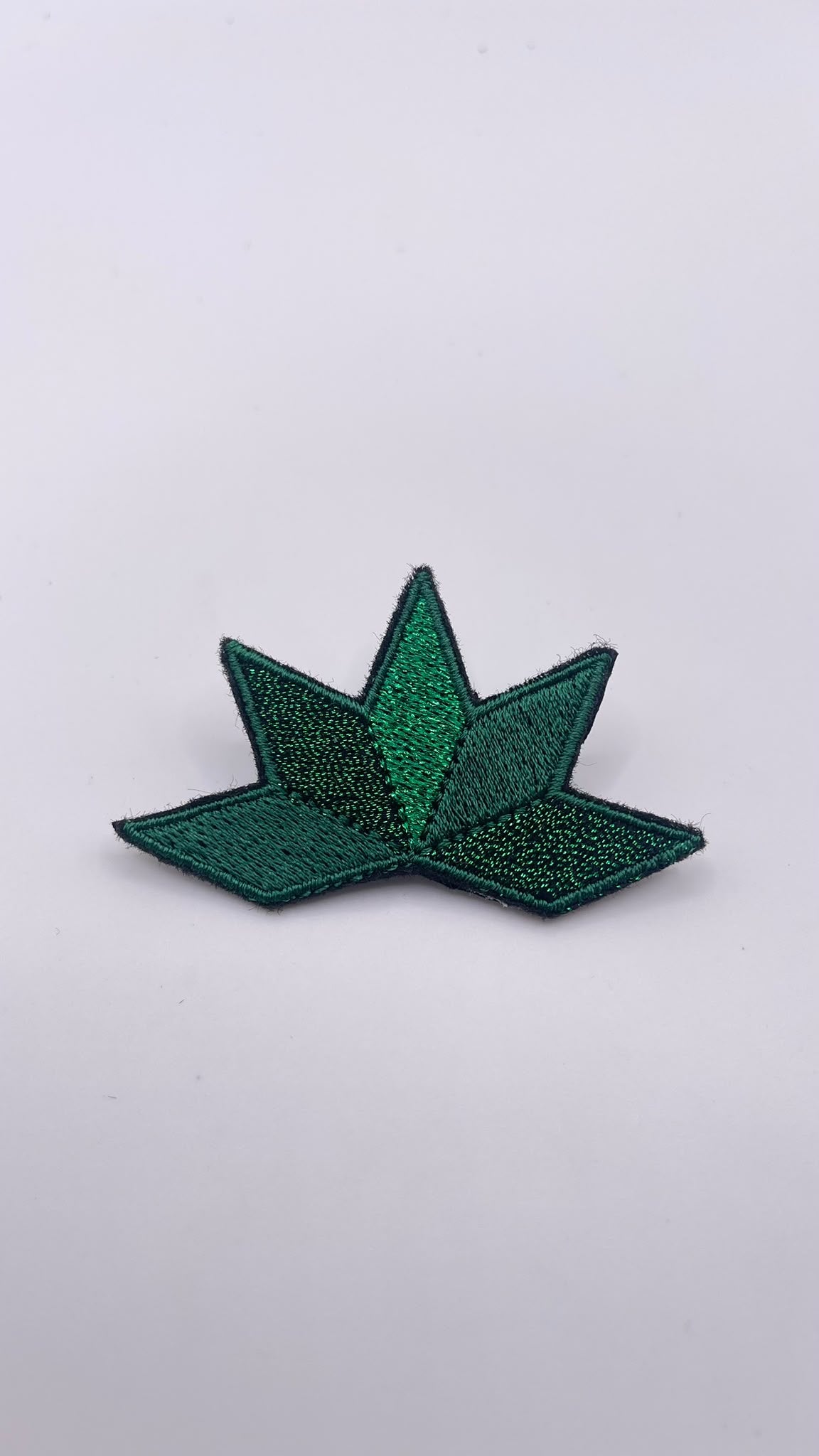 Broche brodée ASTRA, coloris Vert émeraude
