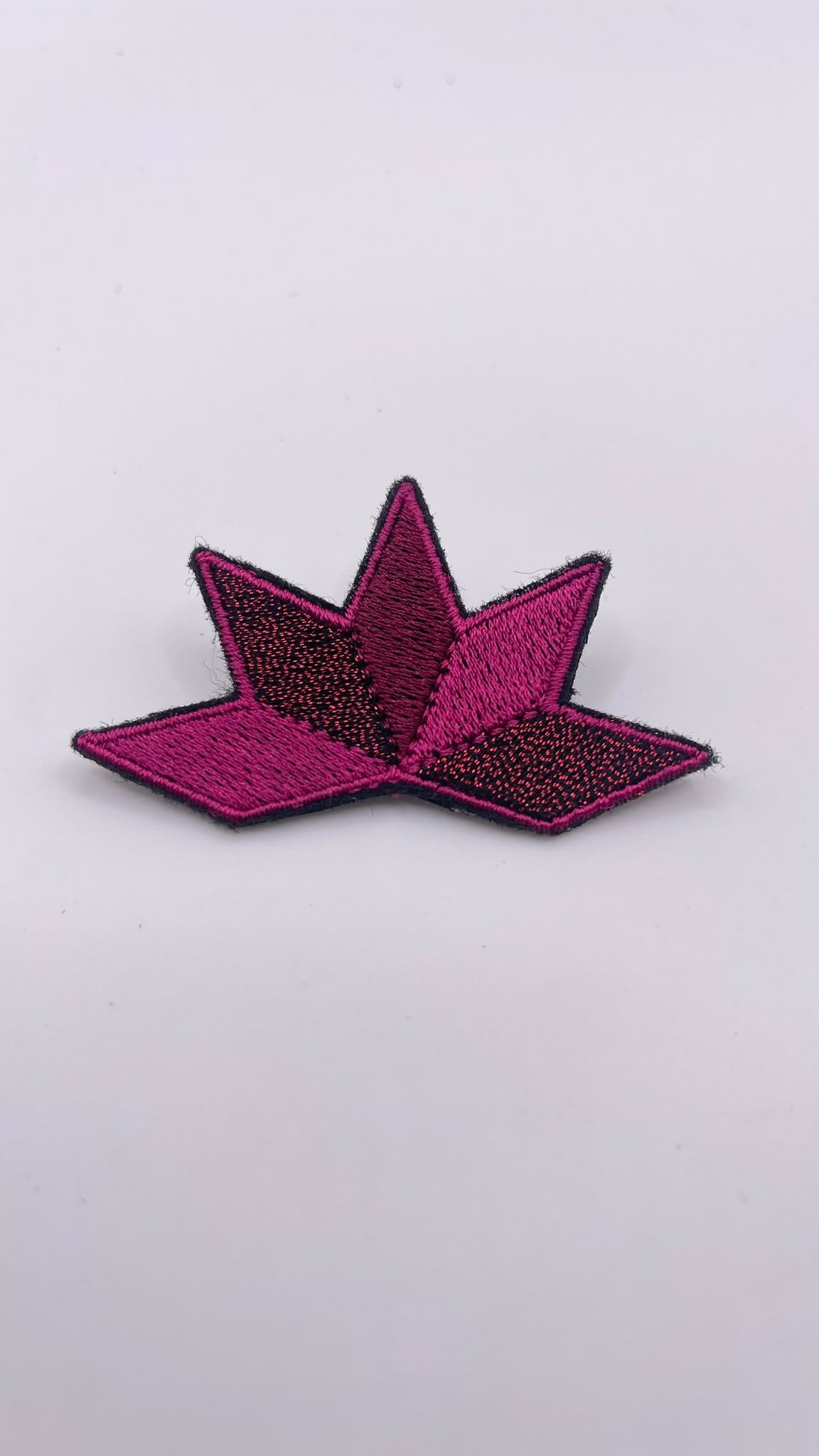Broche brodée ASTRA, coloris Framboise