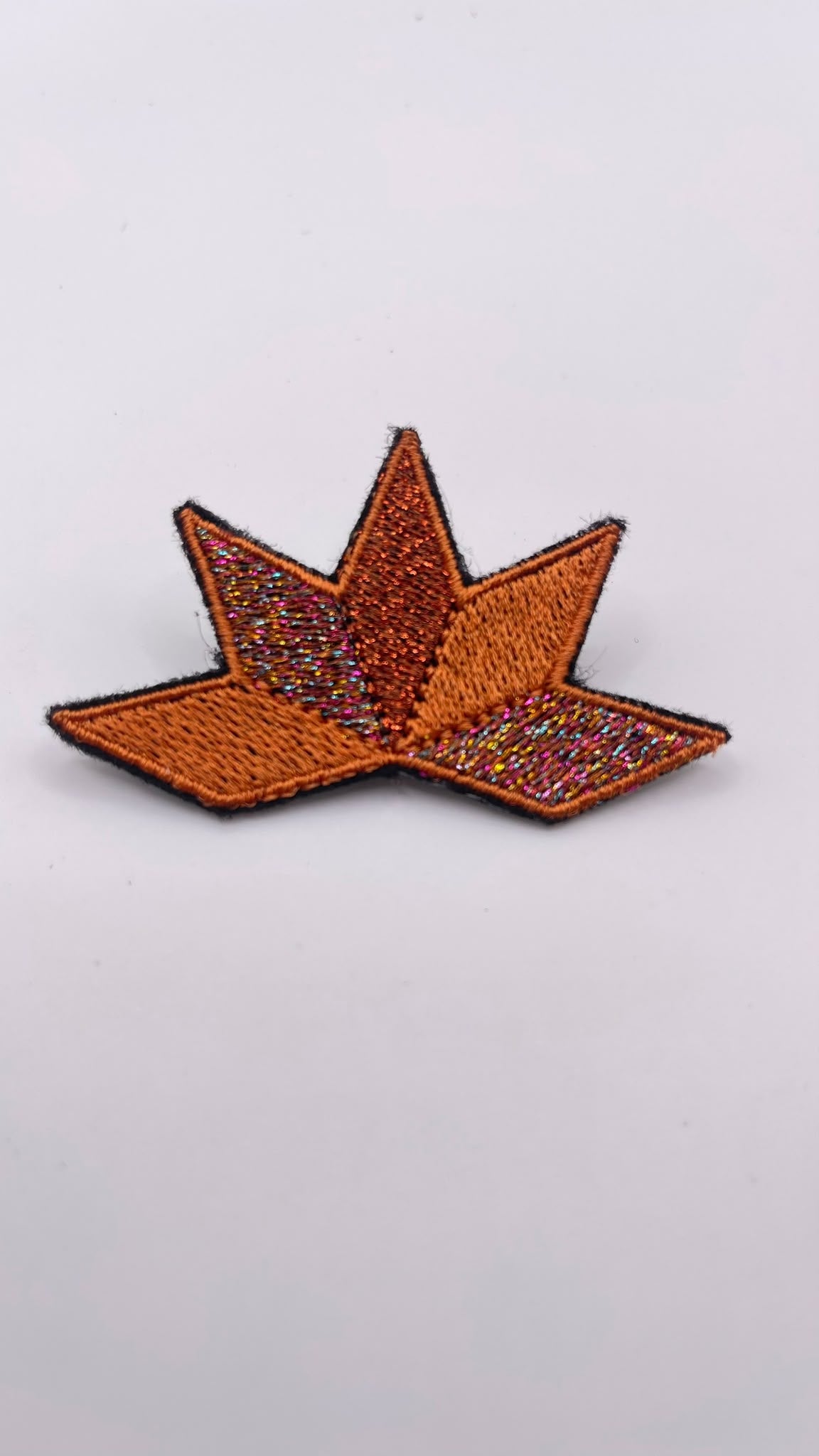 Broche brodée ASTRA, coloris Cuivre & irisé