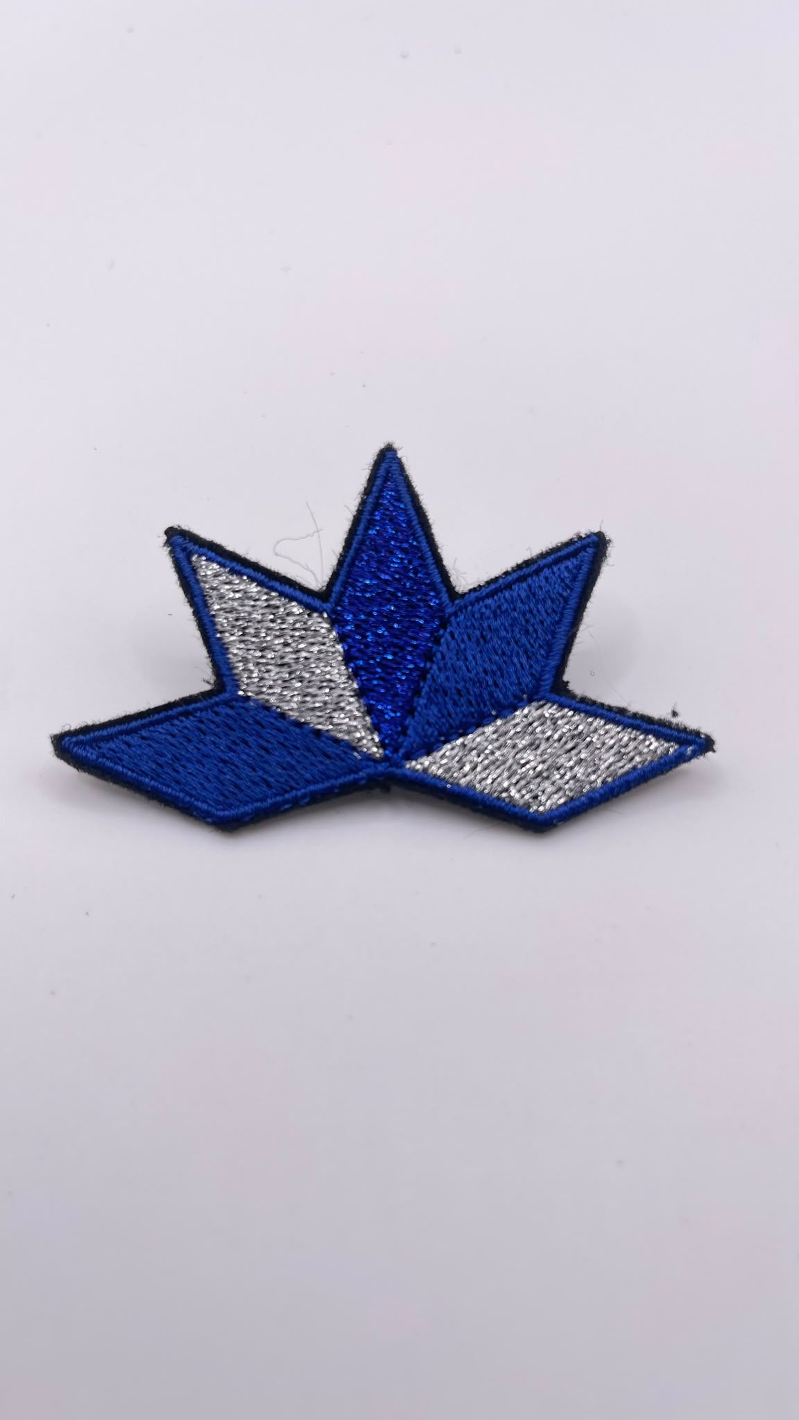 Broche brodée ASTRA, coloris Bleu & argent