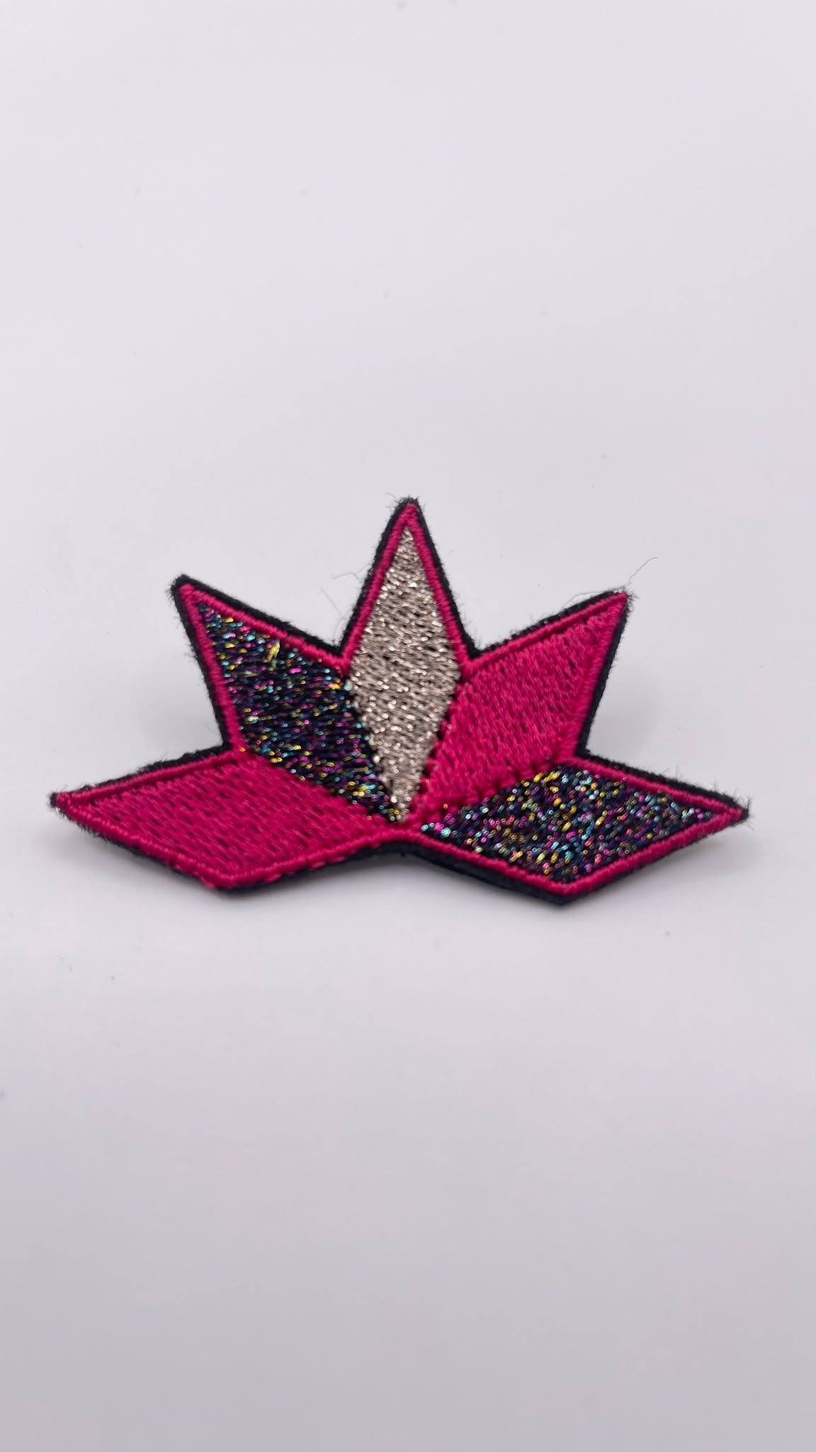 Broche brodée ASTRA, coloris Fuchsia & noir irisé