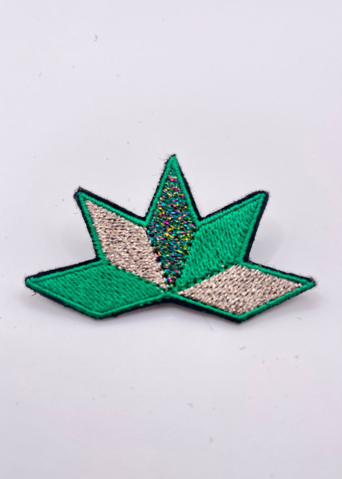 Broche brodée ASTRA, coloris Vert & champagne
