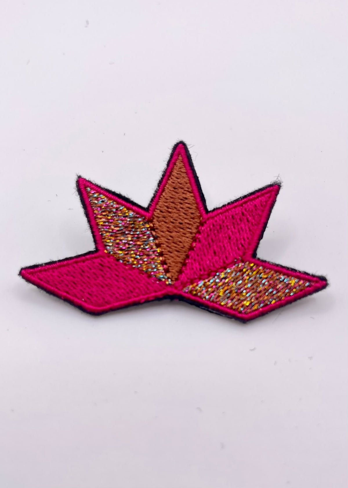 Broche brodée ASTRA, coloris Fuchsia & cuivre