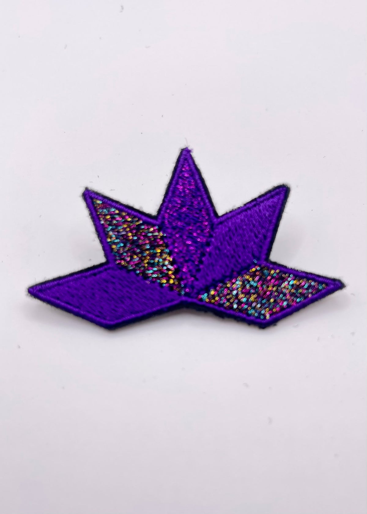 Broche brodée ASTRA, coloris Violet & irisé
